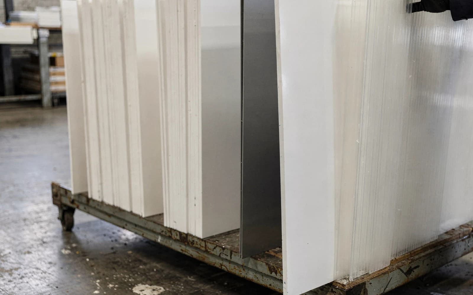Rigid sheets on a shop trolley: PVC foam board, aluminum composite and corrugated plastic