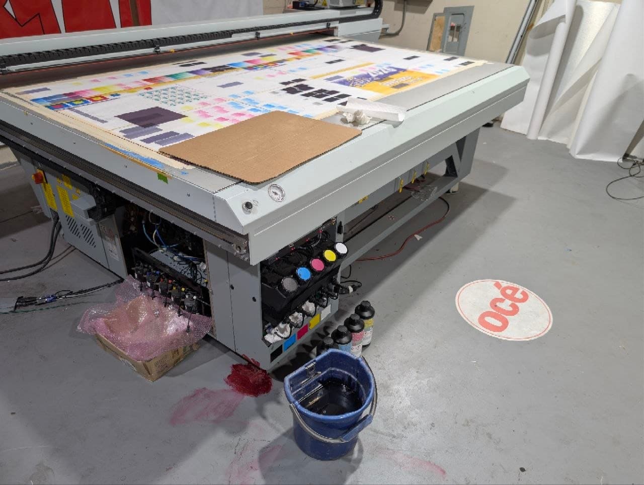 The Arizona 365 printing a color test chart across the full width of the bed