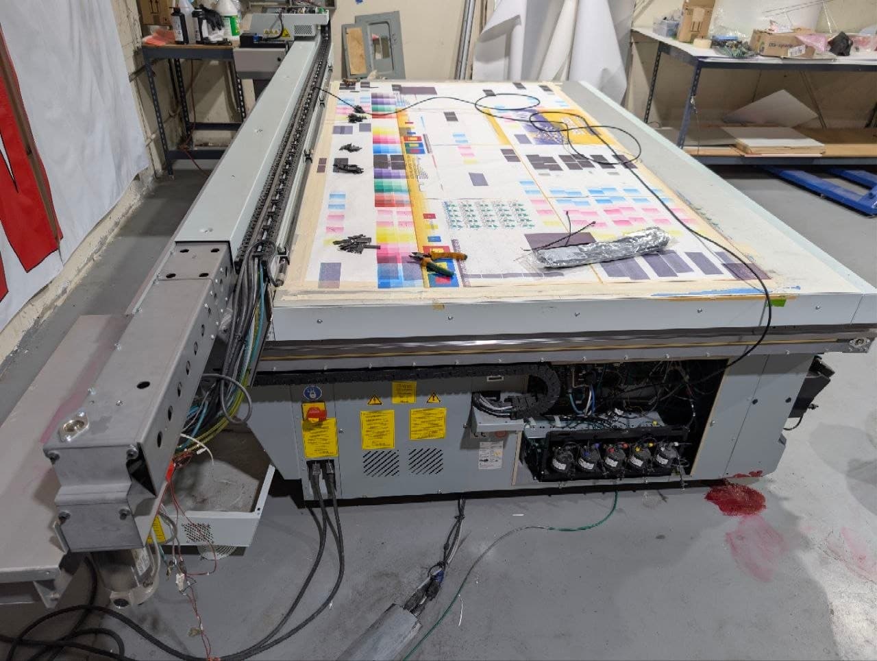 Océ Arizona 365 with its side panel off, control electronics exposed alongside the bed